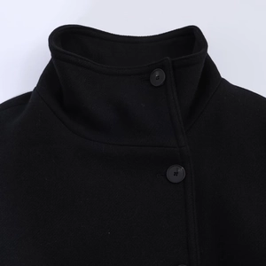 Cappotto corto in lana nera da donna con elegante collo alto e chiusura a bottoni neri