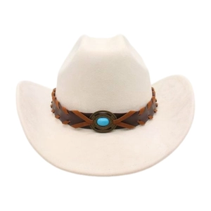 Détail d'un chapeau de cowboy blanc avec ruban en cuir tressé et pierre turquoise vintage