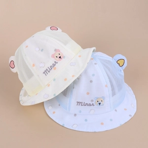 Dettaglio cappelli neonato con rete traspirante, orecchie di orso e pois colorati