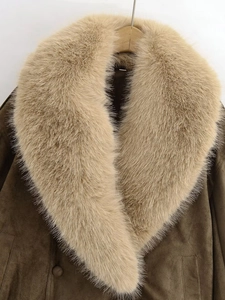 Détail du col en fourrure pelucheuse et texture en daim de la veste marron foncé