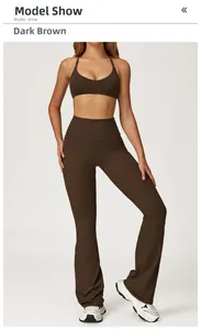 Detalle de conjunto de yoga marrón café con sujetador deportivo y pantalones acampanados