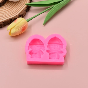Stampo in silicone rosa con simpatici personaggi di bambini per cioccolato e fondant