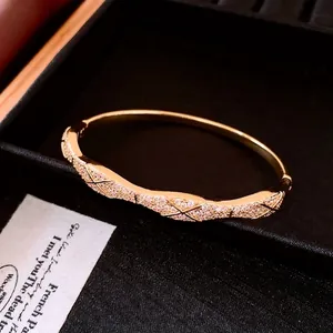 Bracelet plaqué or 18 carats avec motif matelassé et cristaux pavés sur fond noir