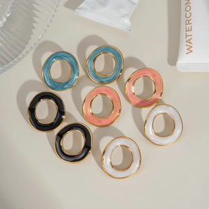 Boucles d'oreilles créoles en acier doré et résine colorée avec motif marbré chic