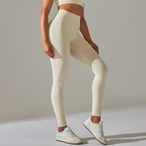 Gros plan du legging de yoga sans couture à taille haute blanc crème avec bande côtelée
