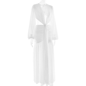 Detailansicht des weißen Chiffonkleides mit tiefem V-Ausschnitt und elegantem Faltenrock