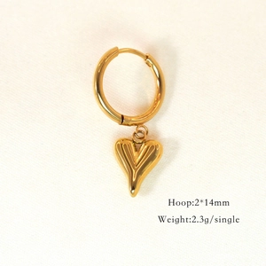 Detailansicht der goldenen Herz-Ohrringe mit Maßen 2x14mm und Gewicht von 2,3g