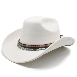 Détail d'un chapeau de cowboy blanc en daim avec perles turquoise et cuir tressé
