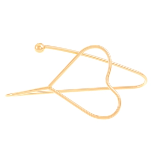 Pince à cheveux minimaliste en forme de cœur dorée avec finition polie sur fond blanc