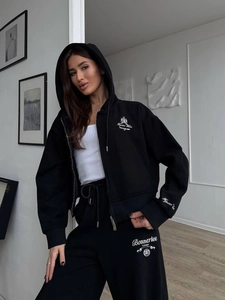 Détail du sweat à capuche zippé noir oversize et du jogging à taille haute brodé