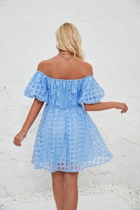 Vue détaillée du dos de la robe bleu clair à épaules dénudées en tissu gaufré