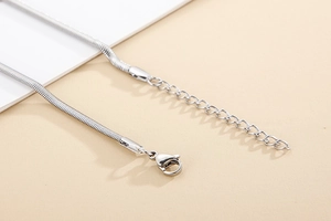 Détail du collier chaîne serpent argentée avec fermoir mousqueton et extension réglable