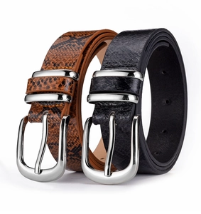 Détail de ceintures en cuir à motif serpent noir et marron avec boucles en métal argenté