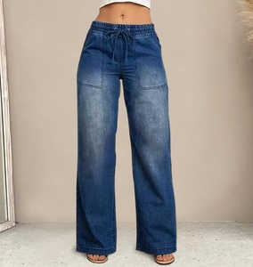Detail van de elastische taille met trekkoord en grote zakken op deze blauwe wijde jeans