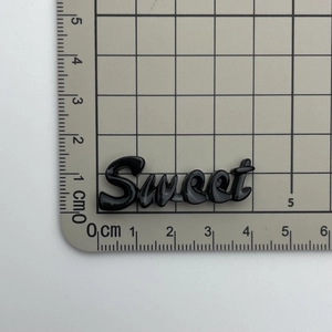 Macro de la plaque Sweet en résine noire de 4,5 cm pour épingles à cheveux DIY sur tapis