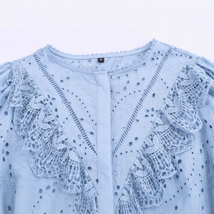 Camicia casual azzurra da donna con ricamo traforato e texture in pizzo