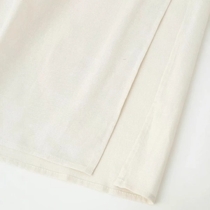 Kleid mit Blumenstickerei Detail aus beigem Leinenstoff mit feiner Nahtverarbeitung