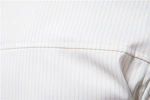 Dettaglio macro delle cuciture sottili e delle righe verticali beige sul tessuto della giacca