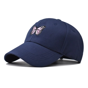 Casquette de baseball en coton bleu foncé avec broderie papillon rose sur la visière courbée