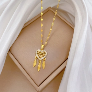 Collana acchiappasogni dorata con ciondolo a cuore, diamanti e piume su seta bianca