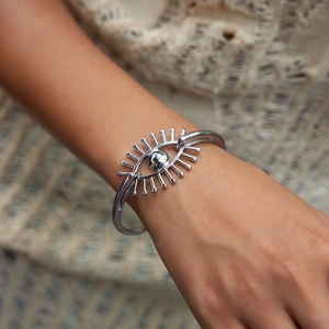 Bracelet jonc ouvert œil protecteur argenté avec détails de cils au poignet