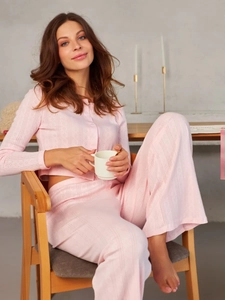 Détail du pyjama en maille rose clair avec texture jacquard ajourée pour femmes