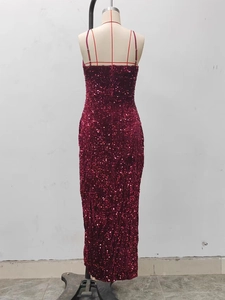 Détail de la robe de soirée à paillettes bordeaux montrant la fente et le tissu brillant