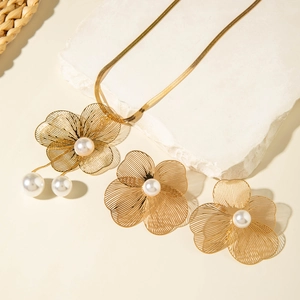 Vue détaillée du collier à pampilles feuilles de ginkgo dorées et boucles d'oreilles