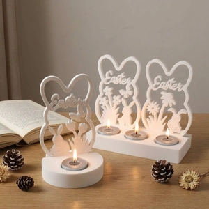 Porte-bougies lapin de Pâques en résine avec motifs de fleurs sur une table en bois