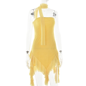 Détail de la robe bustier jaune avec tissu texturé et ourlet à volants superposés