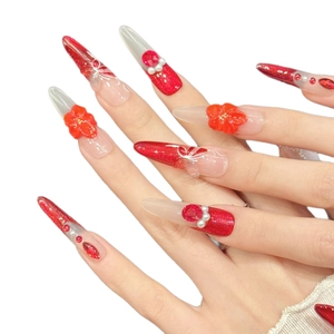 Faux ongles stiletto dégradé rouge avec fleurs 3D et strass de luxe pour manucure