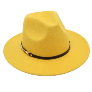 Κοντινό πλάνο κίτρινου μάλλινου καπέλου fedora με μαύρη κορδέλα και χρυσή αγκράφα