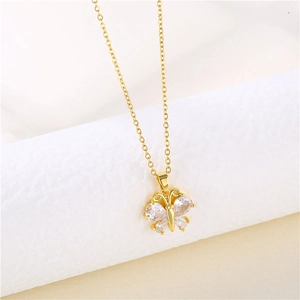 Collana con ciondolo a farfalla dorata scintillante con cristalli di zircone su bianco