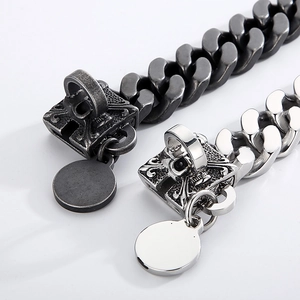 Dettaglio catene Cuban link da 20mm con finitura grigio vintage e argento lucido