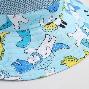 Detailansicht von atmungsaktivem Mesh und Dino-Print auf hellblauem Kinderhut