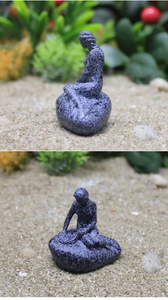 Vista macro detallada de la figura de sirena de resina texturizada en un micropaisaje