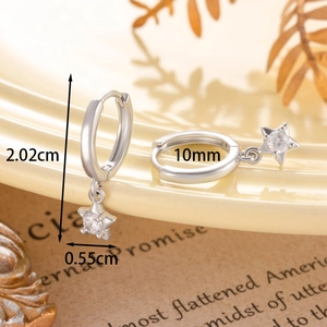 Boucles d'oreilles créoles argentées avec pendentif étoile en zircon pour femme chic