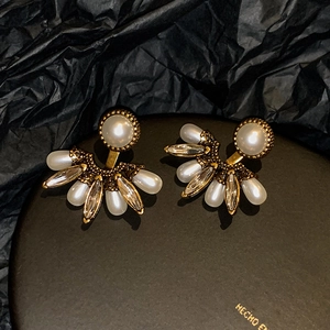 Boucles d'oreilles vintage dorées en éventail avec perles et cristaux sur socle noir