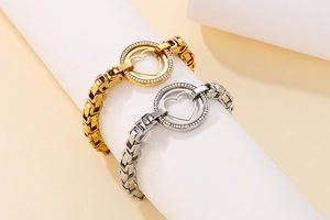 Détail de bracelets cœur ajouré avec cristaux pavés en finitions or et argent