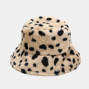 Dettaglio ravvicinato del cappello a secchiello peluche leopardato con morbida ecopelliccia
