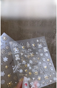 Detailansicht goldgeprägter Weihnachts-Nagelsticker mit Schneeflocken und Bärenmotiven