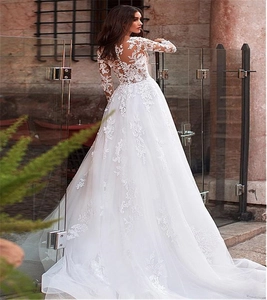 Détail de robe de mariée blanche avec corsage en dentelle et dos boutonné transparent