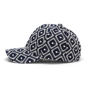 Bordado detallado en gorra de béisbol azul marino con patrones geométricos blancos