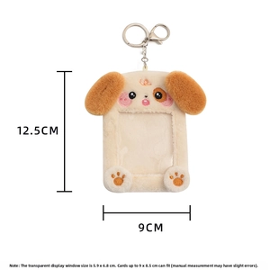 Détail d'un porte-carte peluche chiot avec fenêtre transparente et fermoir métal