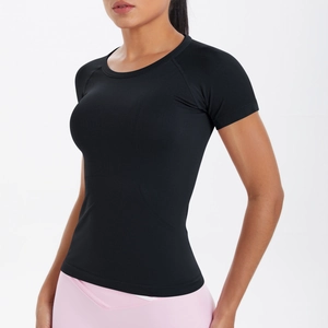 Dettaglio texture della maglietta sportiva nera senza cuciture per donna running e yoga