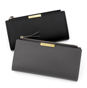 Détail de portefeuilles longs en simili cuir noir et gris avec plaque métallique