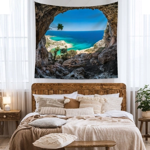 Détail d'une tapisserie bohème avec paysage de grotte côtière imprimé sur tissu souple