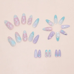 Detail of 3D floral press-on nails with pearls, seashells and pink ombre petals