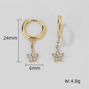 Détail de boucles d'oreilles fleur dorée avec dimensions 24mm de long et 6mm de large