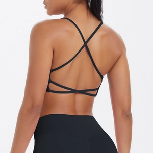 Détail d'un soutien-gorge de sport noir avec bretelles croisées et tissu de yoga élastique